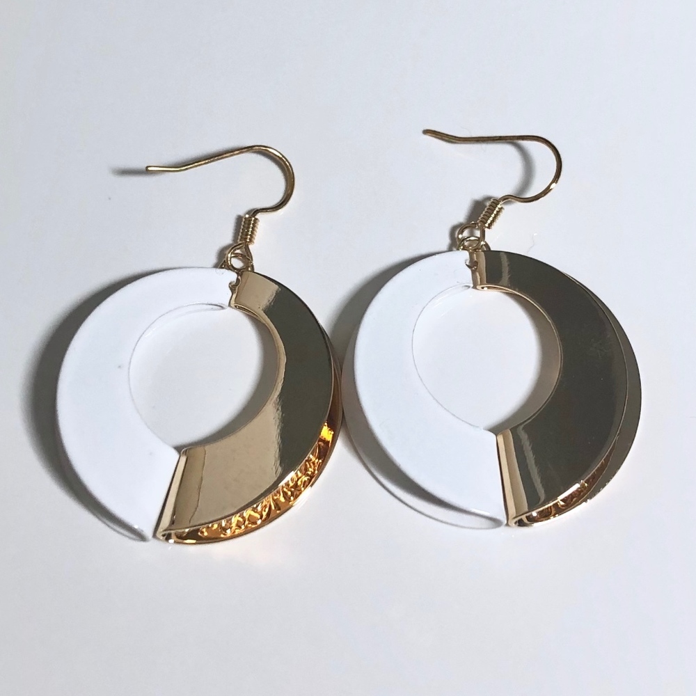 3/$10 🎉 White and Gold Earrings